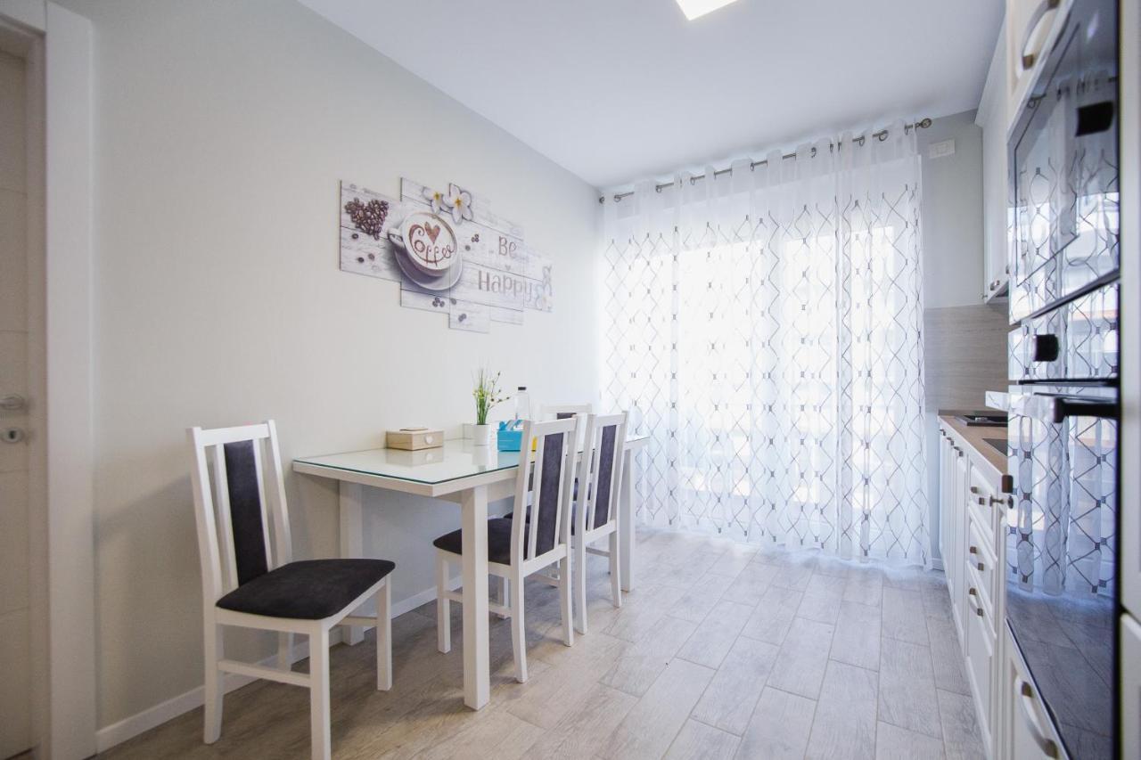Retreat To A Stylish Home At West Residence Oradea Exterior photo
