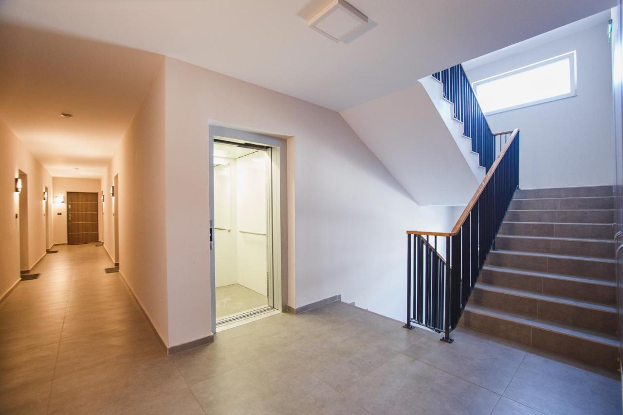 Retreat To A Stylish Home At West Residence Oradea Exterior photo